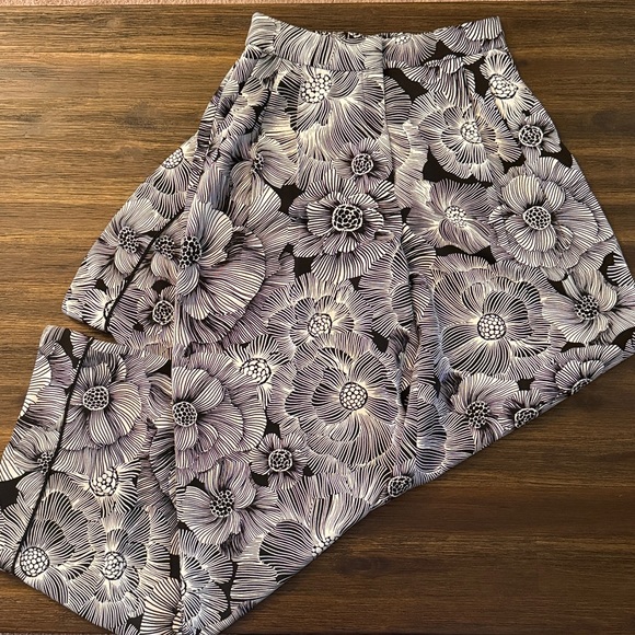 Express Pants - Express Stylist Super High Waisted Satin Pleated Wide Leg Floral Pant 6 Regular